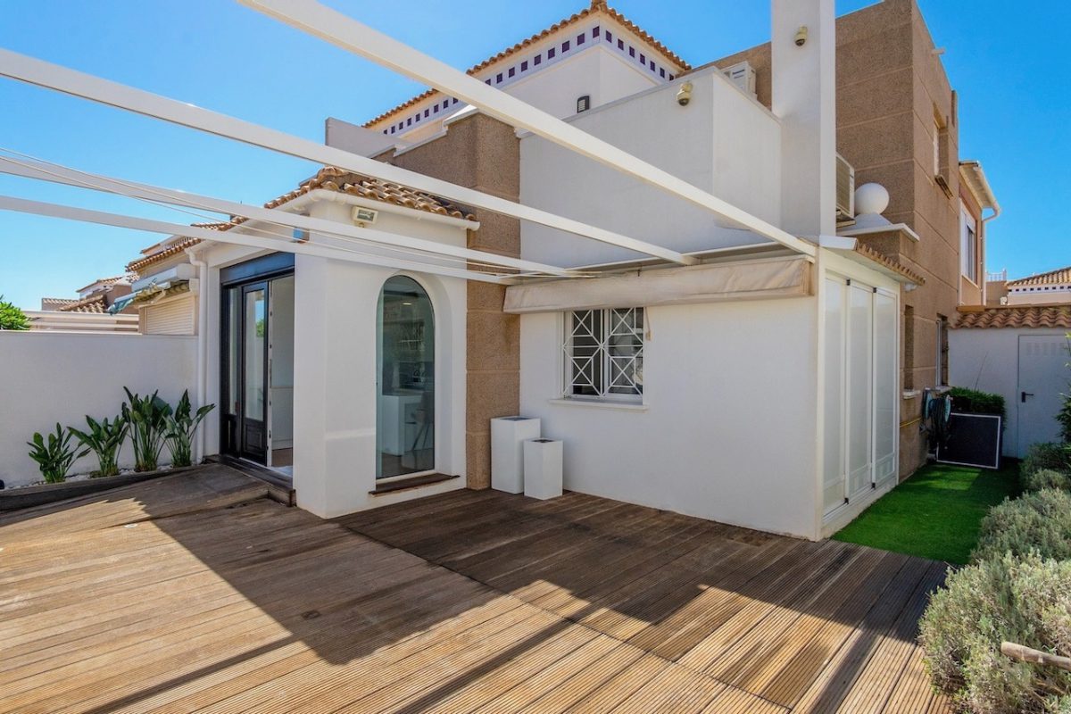 o_1i3l2bve03ib6eb14i7h511nm2a_1200x800-2 UROCZY DOM TYPU QUAD Z PRYWATNYM SOLARIUM I WIDOKIEM NA MORZE W TORREVIEJA