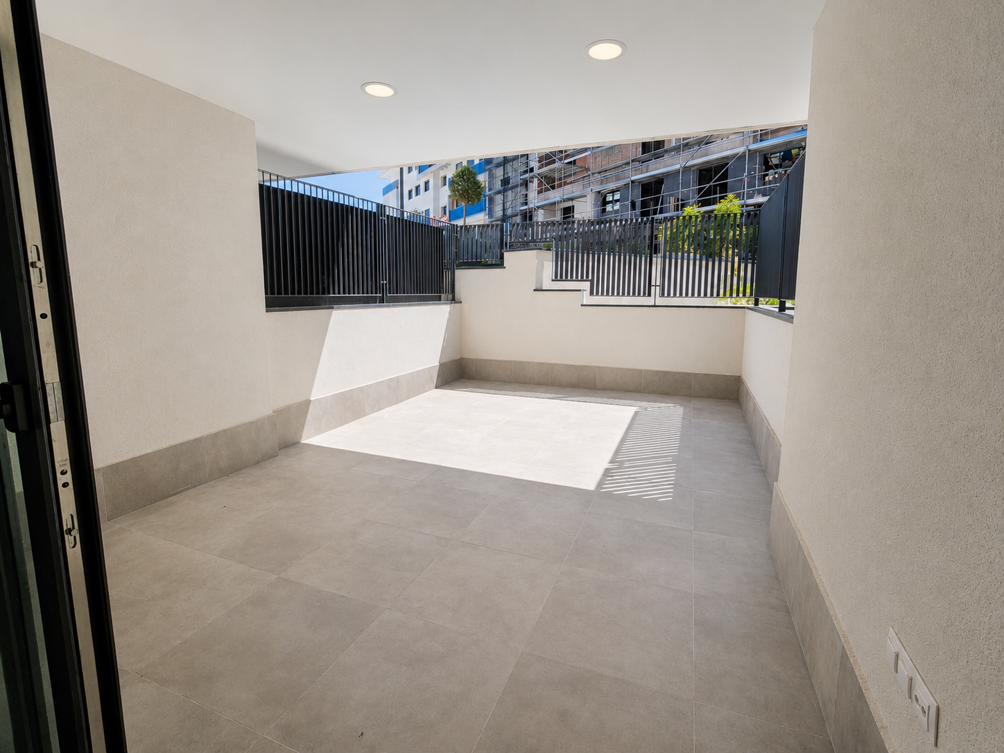 APARTAMENT NA PARTERZE Z DUŻYM TARASEM W NOWOCZESNEJ INWESTYCJI SEAGARDENS W CAMPOAMOR