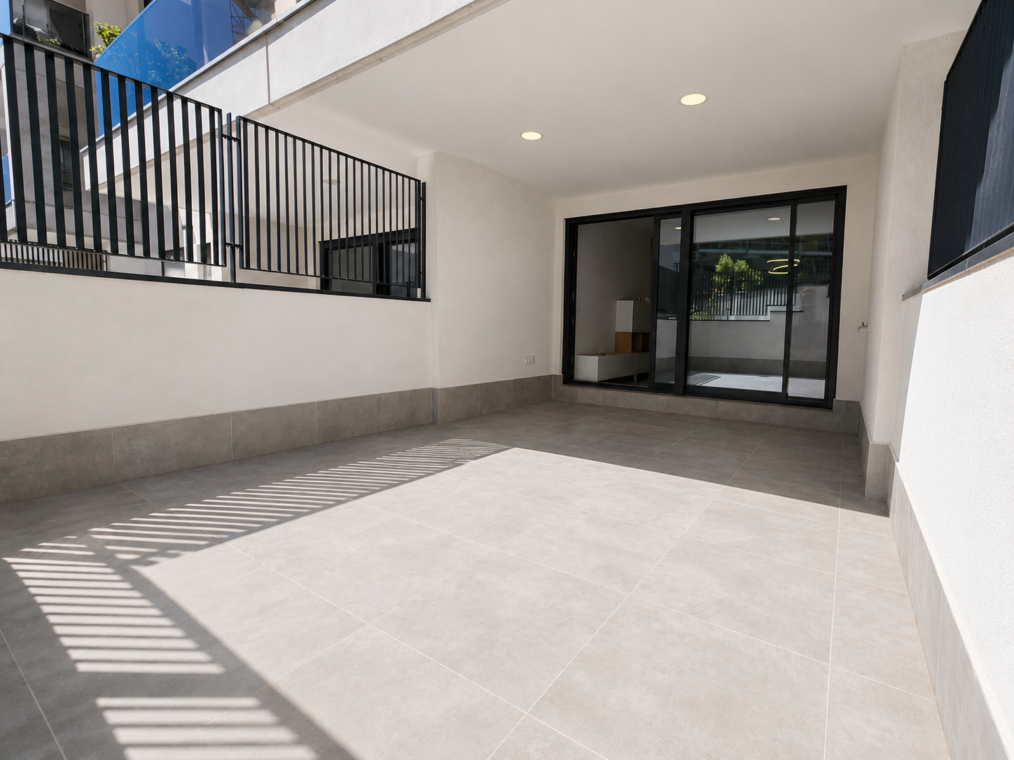 APARTAMENT NA PARTERZE Z DUŻYM TARASEM W NOWOCZESNEJ INWESTYCJI SEAGARDENS W CAMPOAMOR