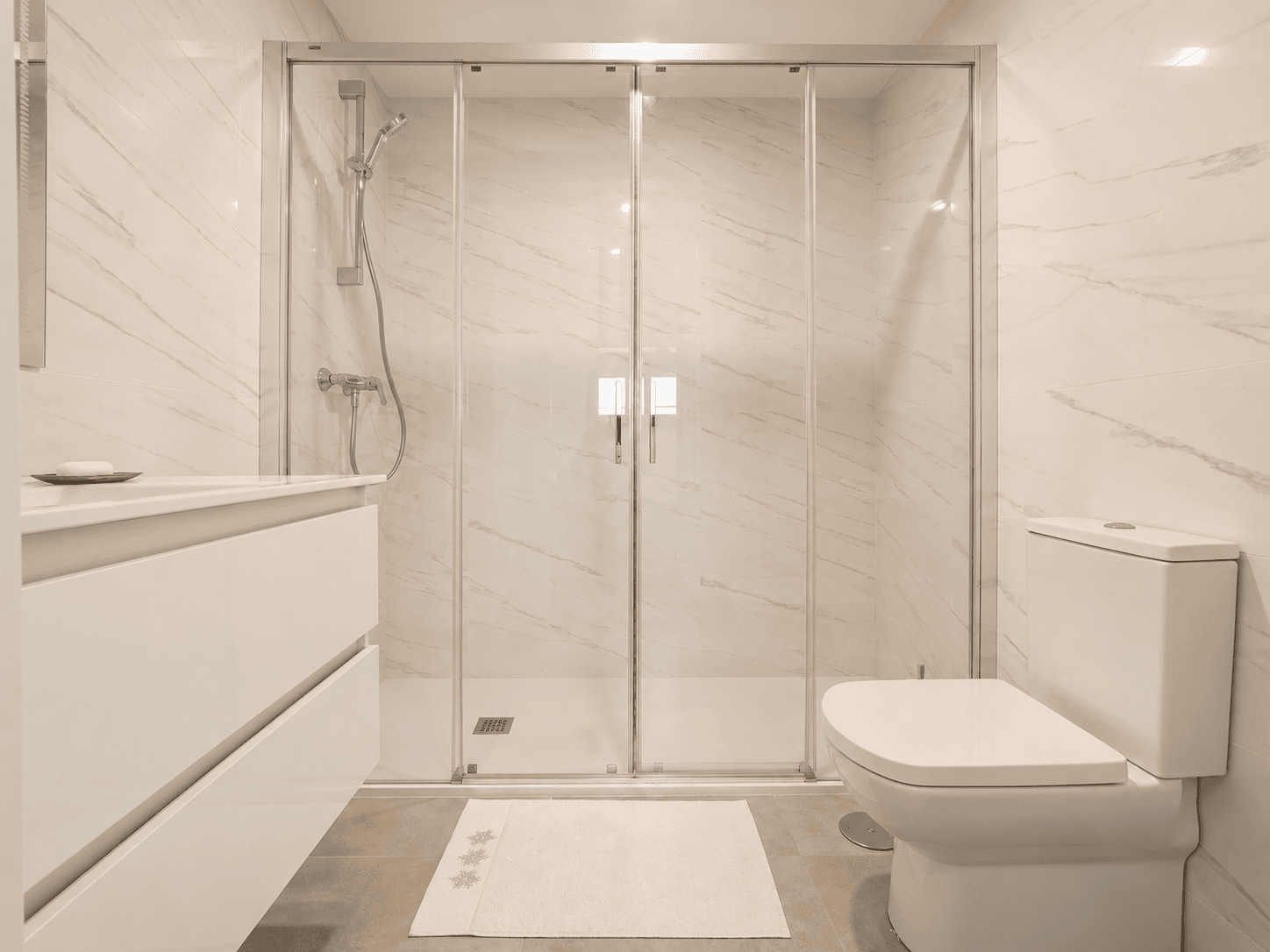 APARTAMENT NA PARTERZE Z DUŻYM TARASEM W NOWOCZESNEJ INWESTYCJI SEAGARDENS W CAMPOAMOR