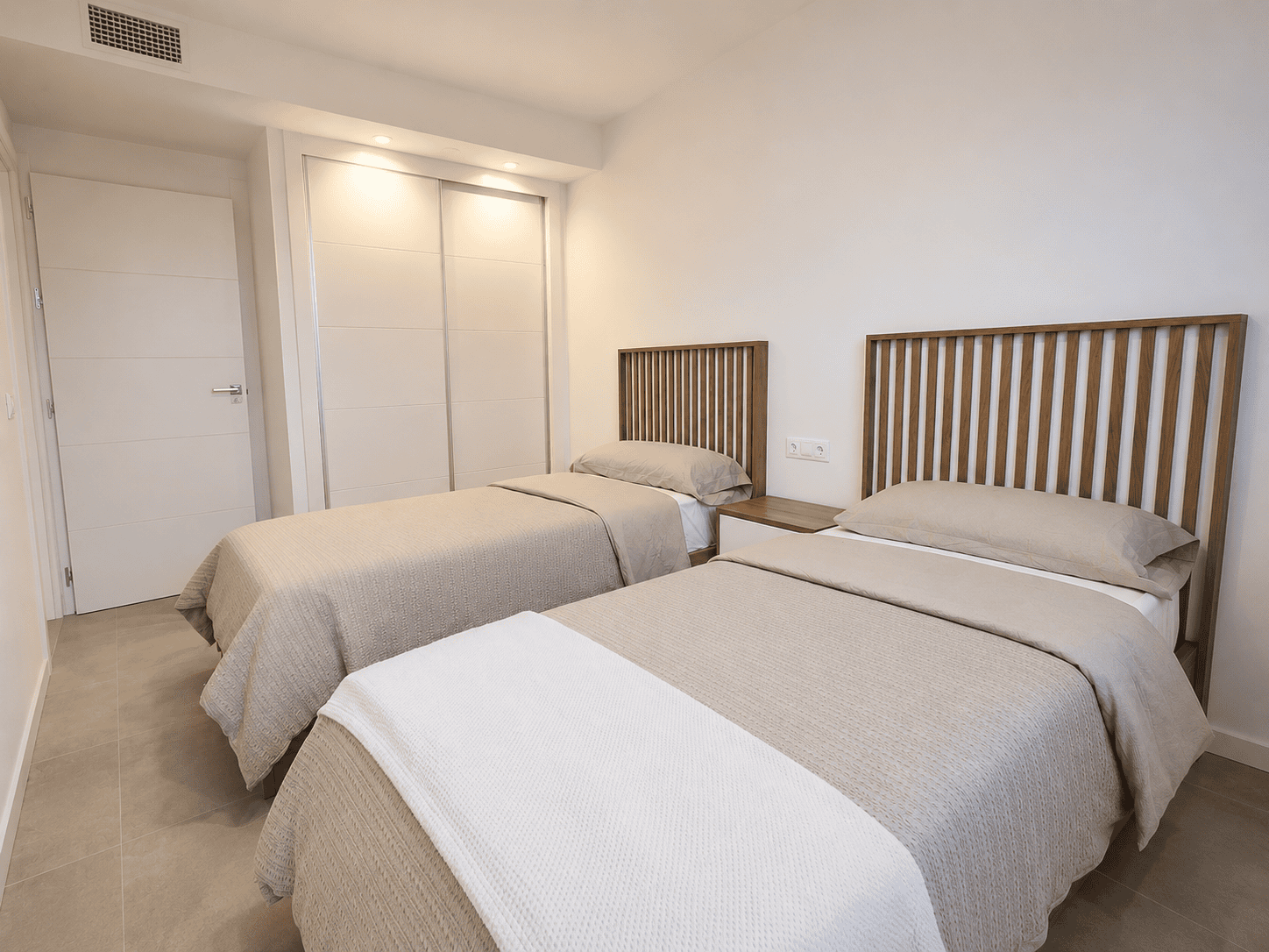 APARTAMENT NA PARTERZE Z DUŻYM TARASEM W NOWOCZESNEJ INWESTYCJI SEAGARDENS W CAMPOAMOR