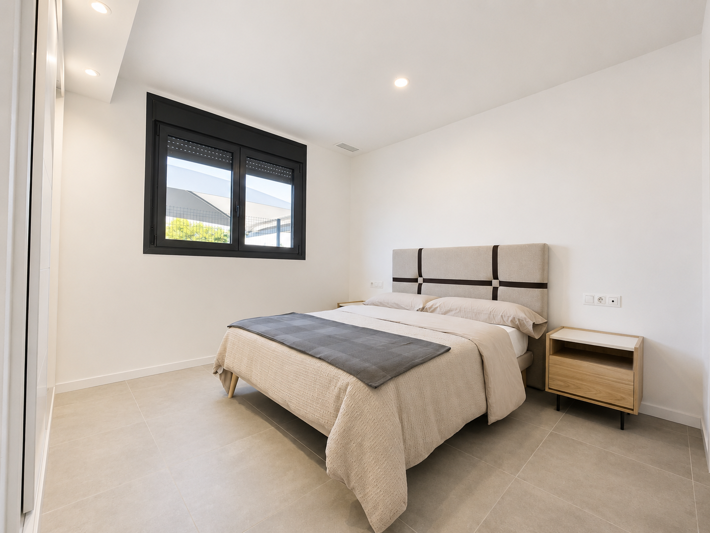APARTAMENT NA PARTERZE Z DUŻYM TARASEM W NOWOCZESNEJ INWESTYCJI SEAGARDENS W CAMPOAMOR
