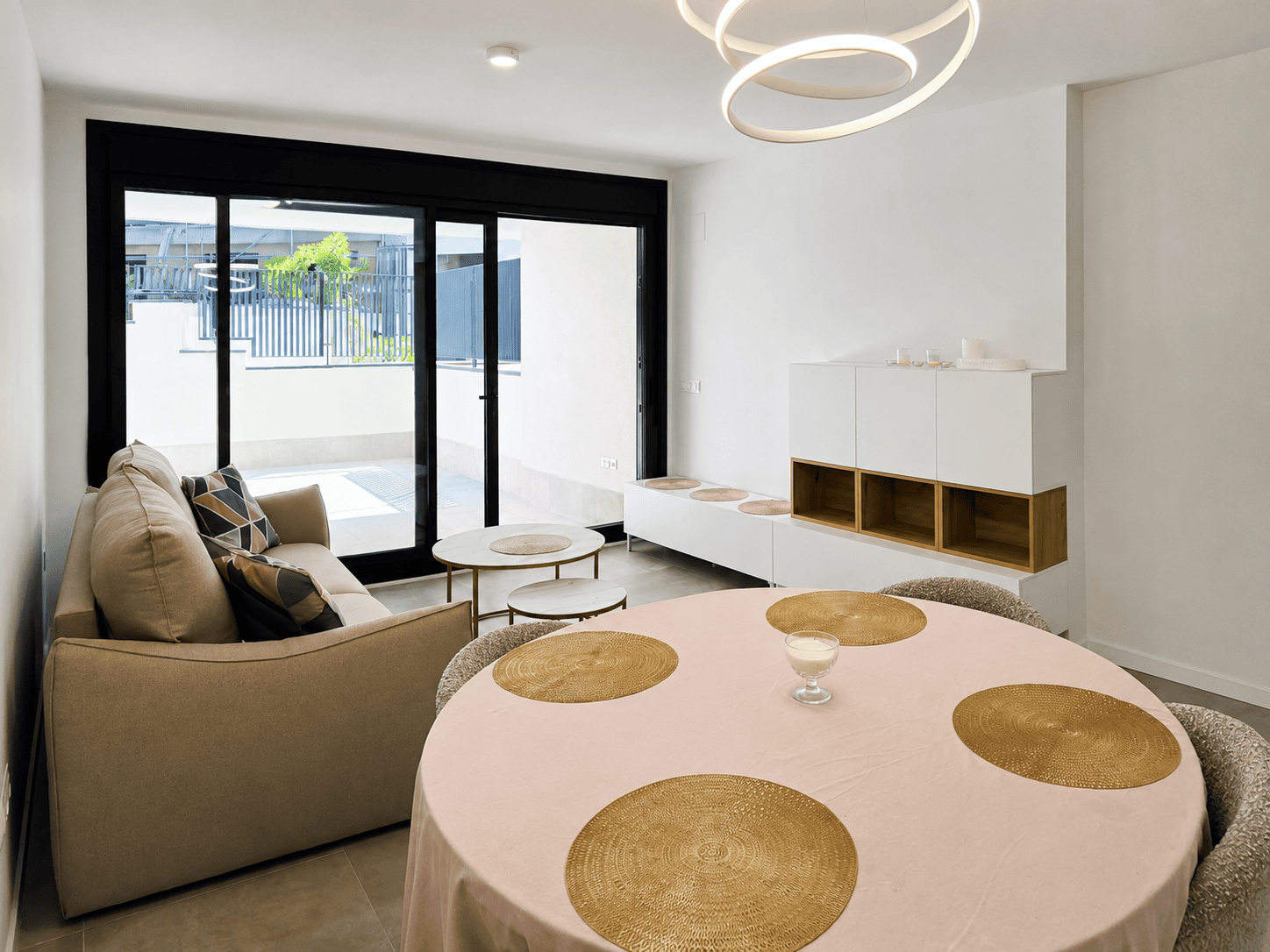 APARTAMENT NA PARTERZE Z DUŻYM TARASEM W NOWOCZESNEJ INWESTYCJI SEAGARDENS W CAMPOAMOR
