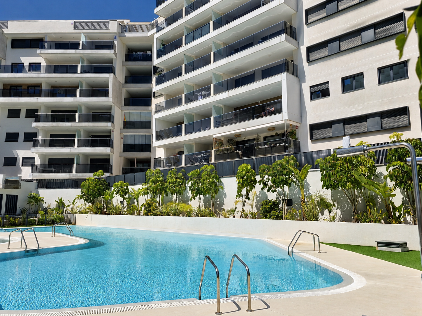 APARTAMENT NA PARTERZE Z DUŻYM TARASEM W NOWOCZESNEJ INWESTYCJI SEAGARDENS W CAMPOAMOR