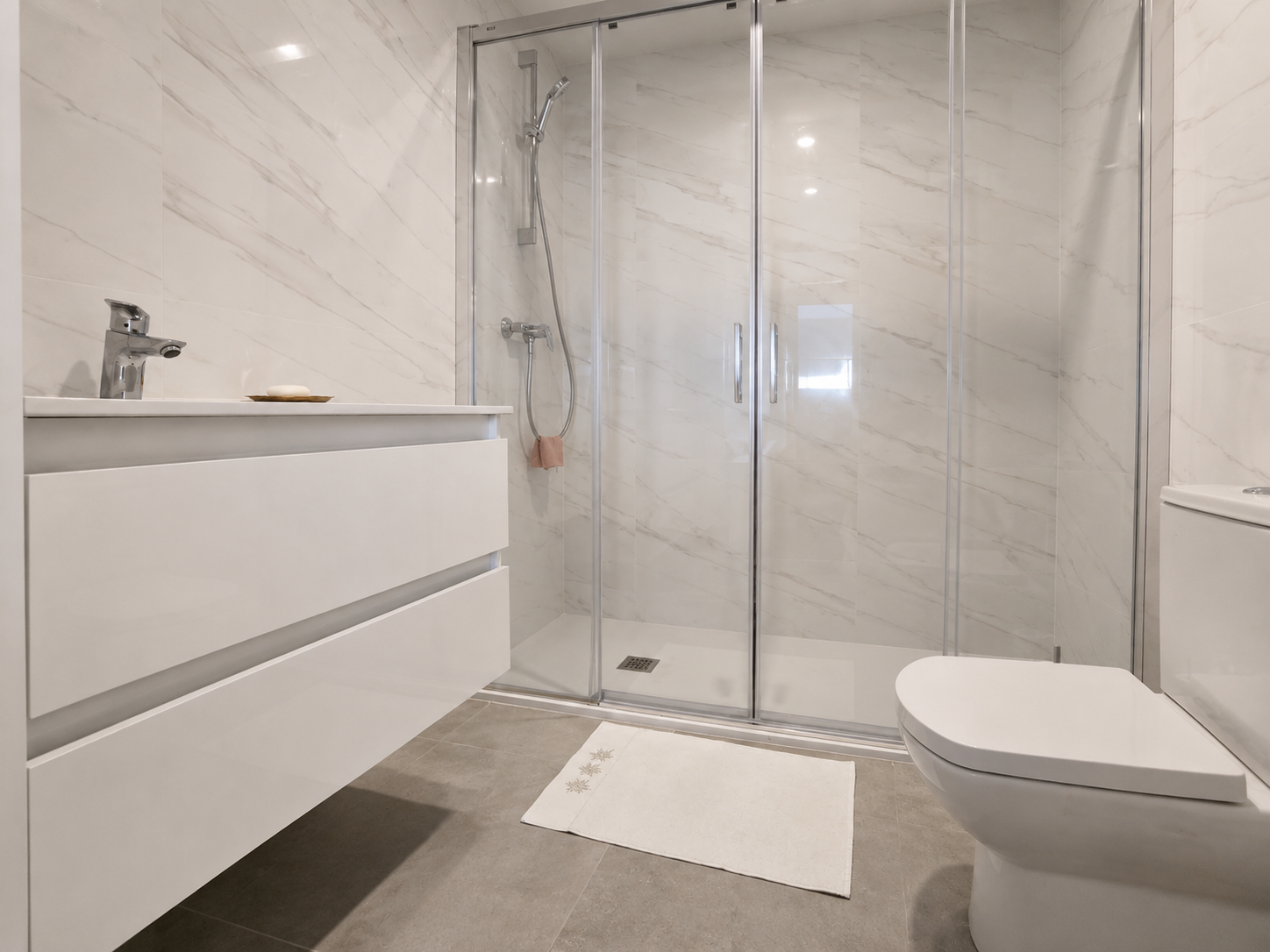 APARTAMENT NA PARTERZE Z DUŻYM TARASEM W NOWOCZESNEJ INWESTYCJI SEAGARDENS W CAMPOAMOR