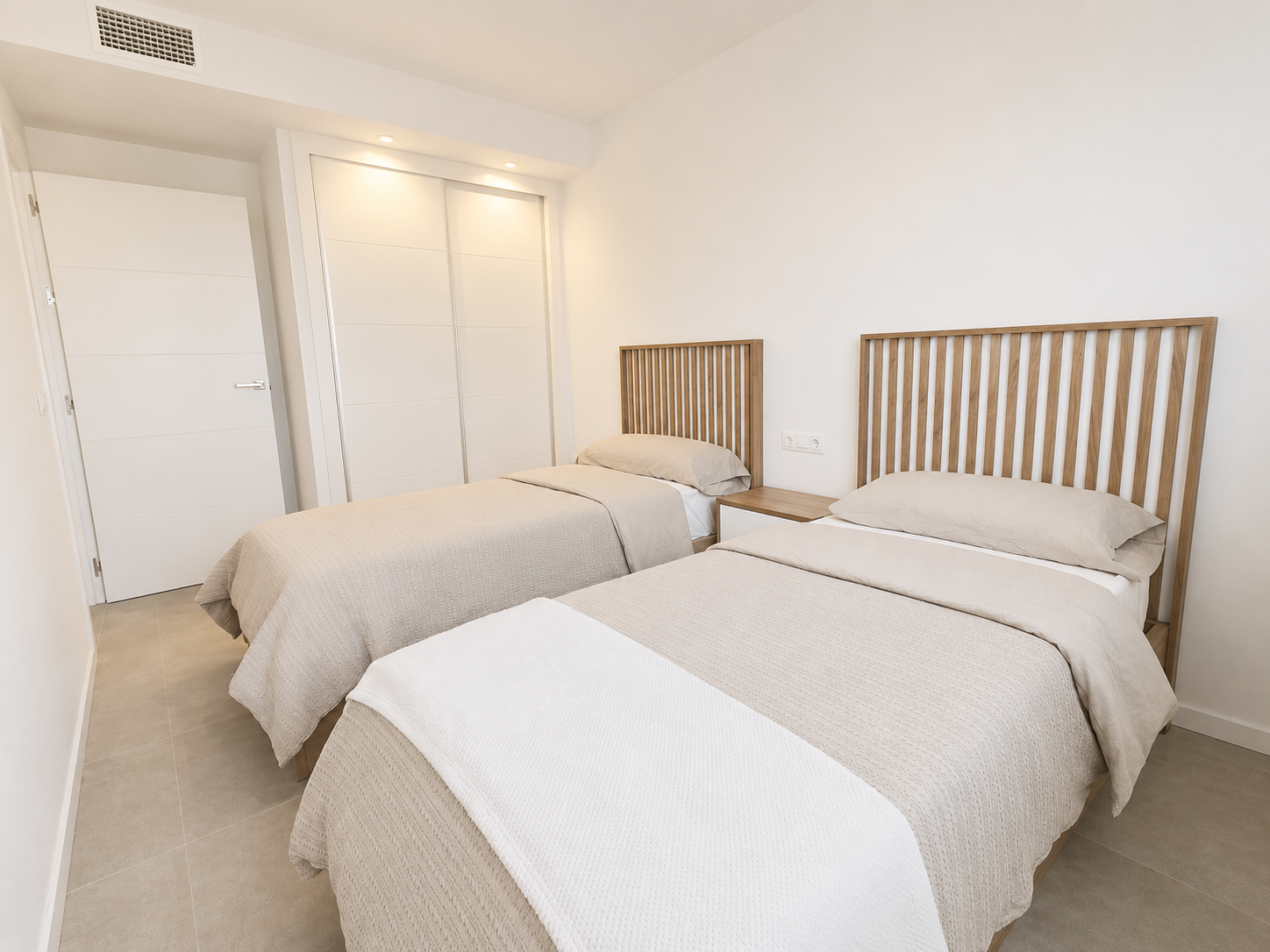 APARTAMENT NA PARTERZE Z DUŻYM TARASEM W NOWOCZESNEJ INWESTYCJI SEAGARDENS W CAMPOAMOR