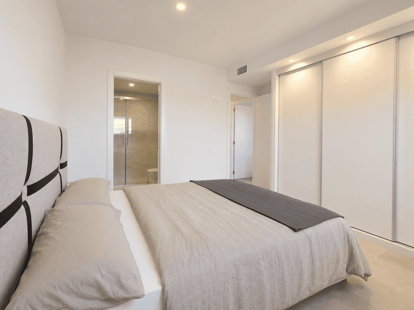 APARTAMENT NA PARTERZE Z DUŻYM TARASEM W NOWOCZESNEJ INWESTYCJI SEAGARDENS W CAMPOAMOR