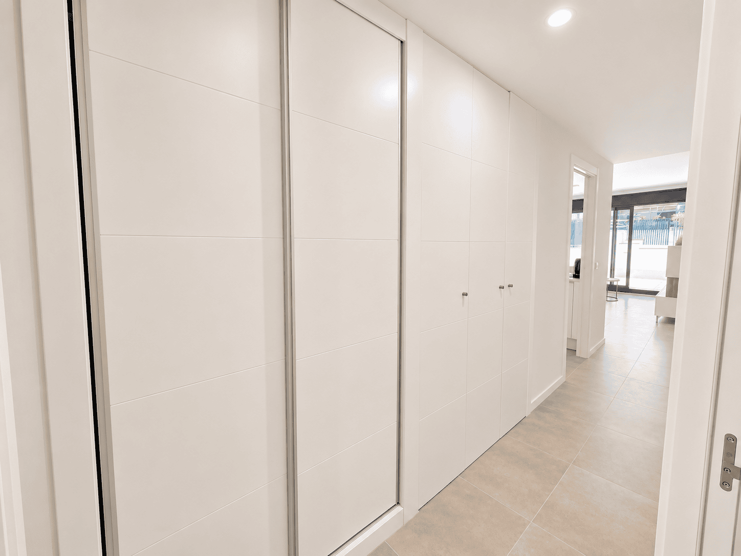 APARTAMENT NA PARTERZE Z DUŻYM TARASEM W NOWOCZESNEJ INWESTYCJI SEAGARDENS W CAMPOAMOR