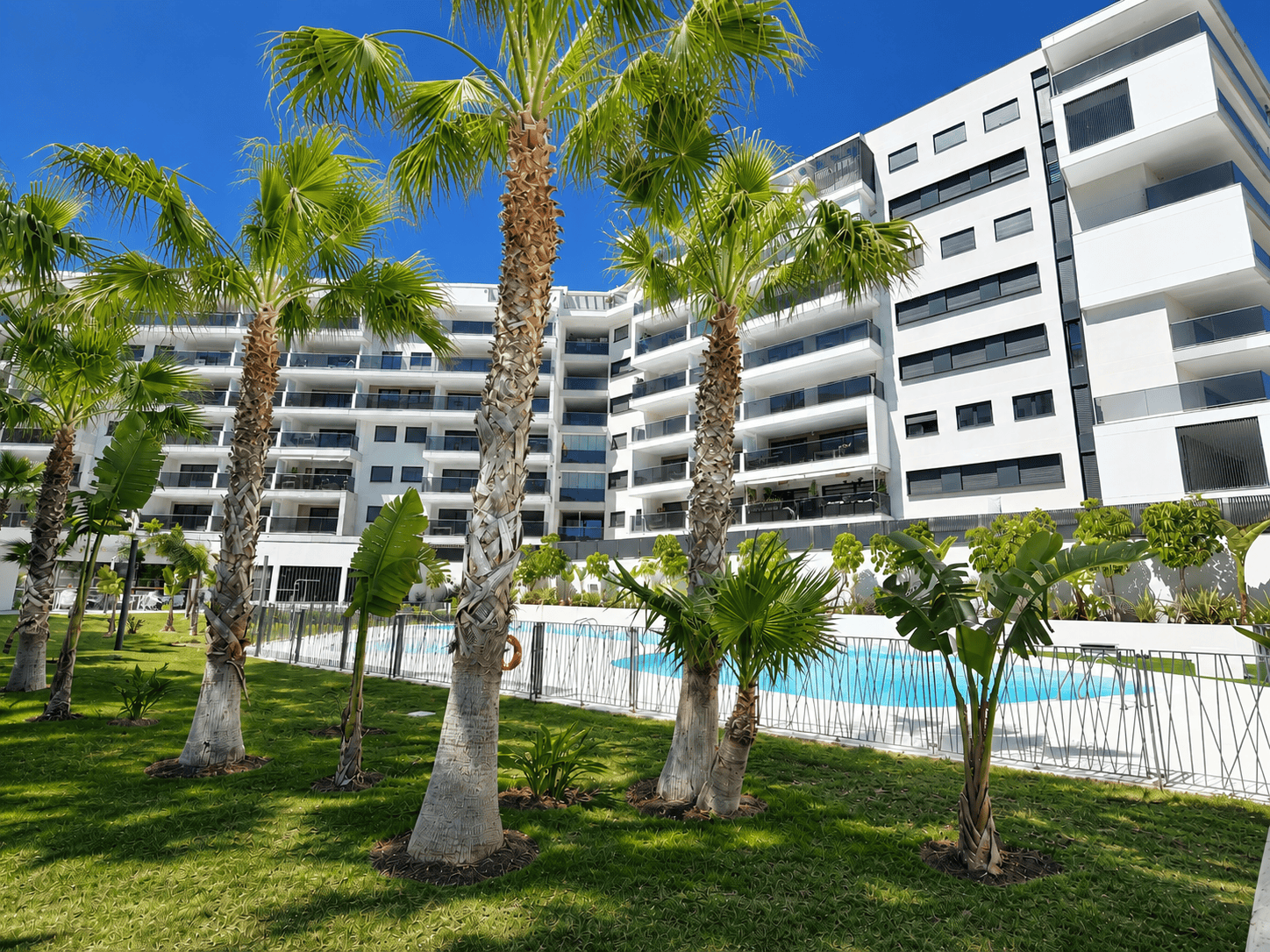 APARTAMENT NA PARTERZE Z DUŻYM TARASEM W NOWOCZESNEJ INWESTYCJI SEAGARDENS W CAMPOAMOR