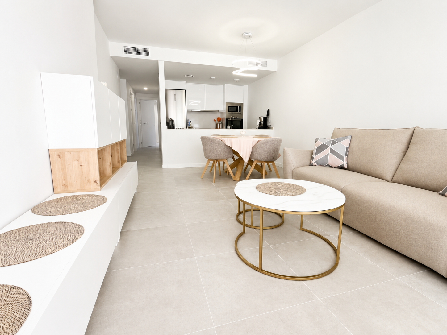 APARTAMENT NA PARTERZE Z DUŻYM TARASEM W NOWOCZESNEJ INWESTYCJI SEAGARDENS W CAMPOAMOR