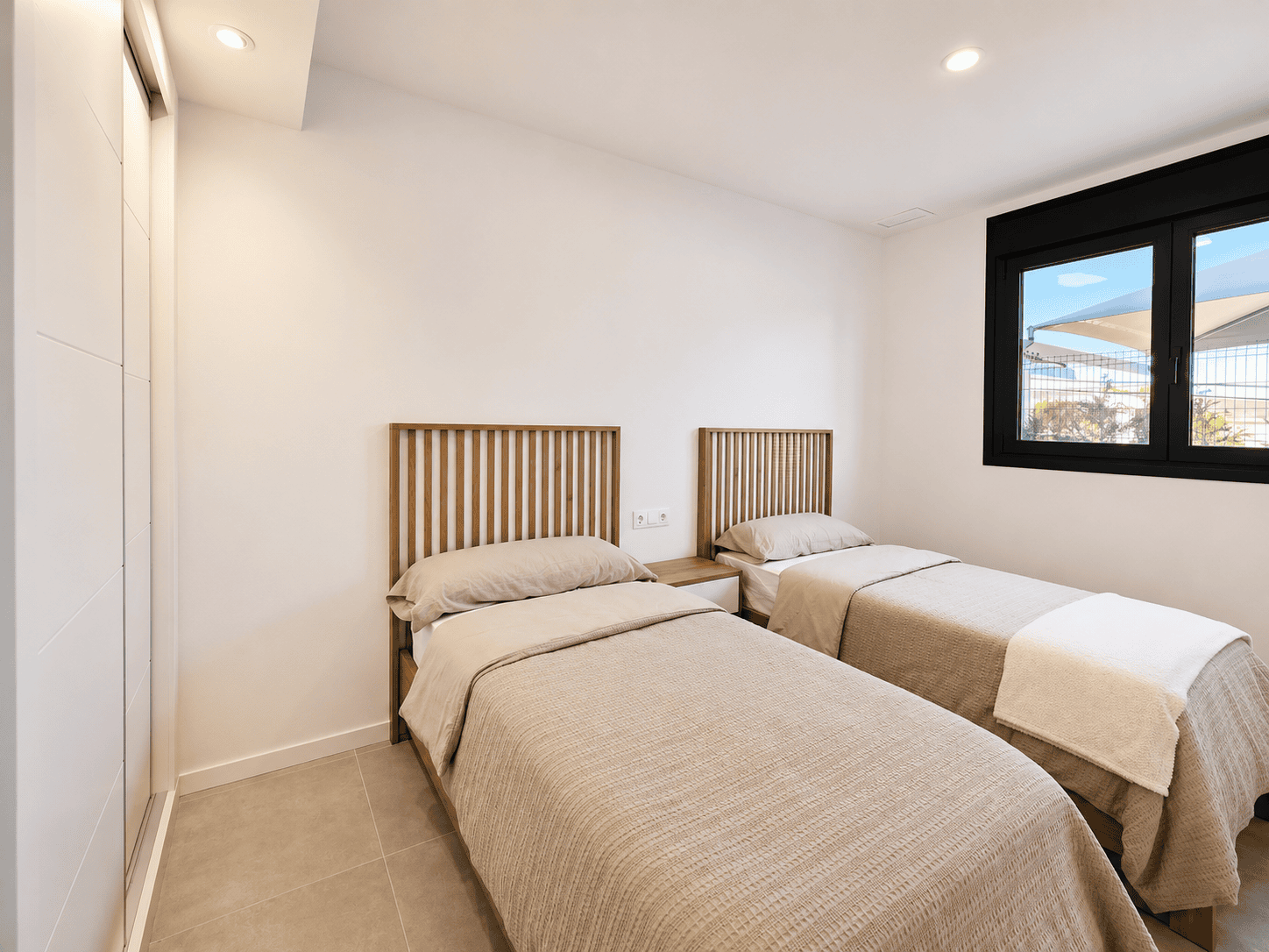 APARTAMENT NA PARTERZE Z DUŻYM TARASEM W NOWOCZESNEJ INWESTYCJI SEAGARDENS W CAMPOAMOR