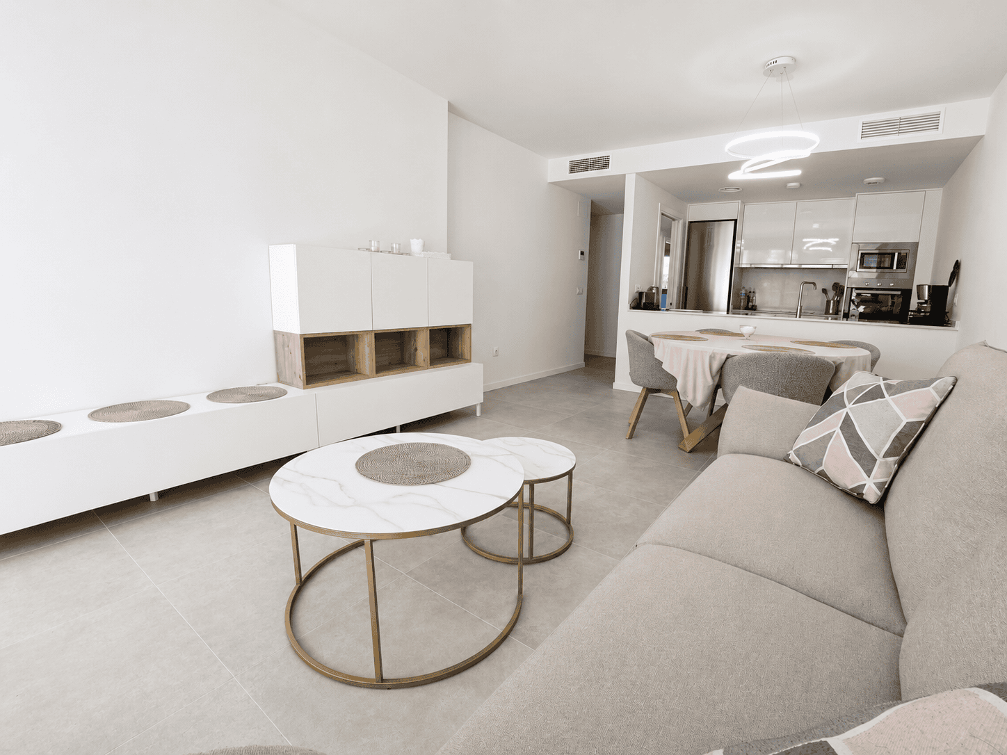APARTAMENT NA PARTERZE Z DUŻYM TARASEM W NOWOCZESNEJ INWESTYCJI SEAGARDENS W CAMPOAMOR