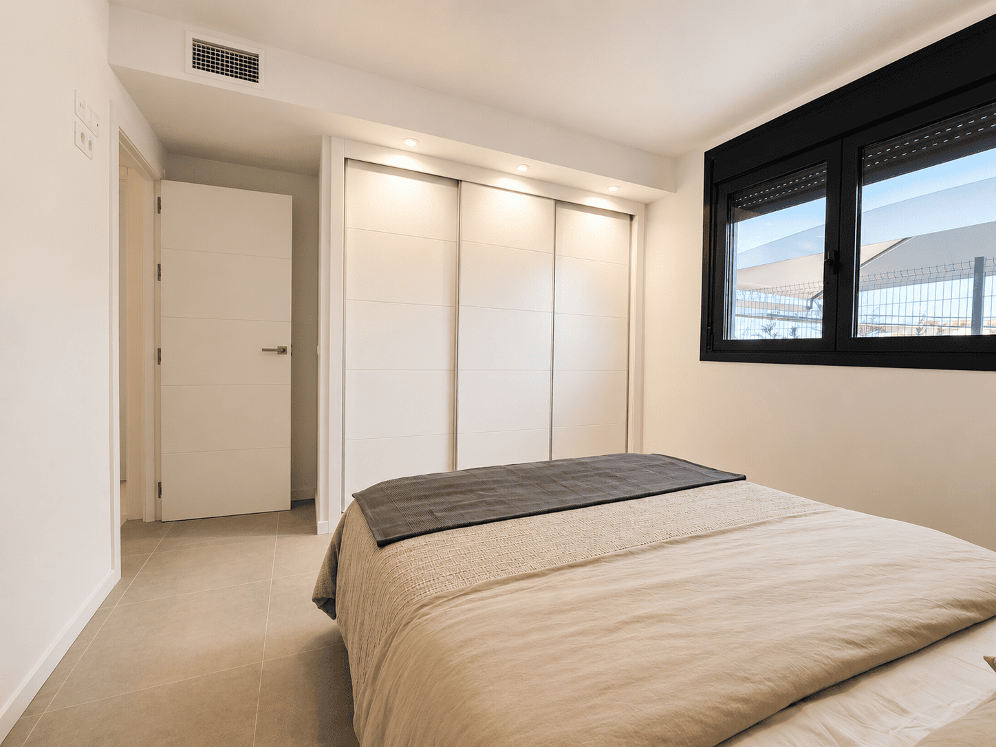 APARTAMENT NA PARTERZE Z DUŻYM TARASEM W NOWOCZESNEJ INWESTYCJI SEAGARDENS W CAMPOAMOR