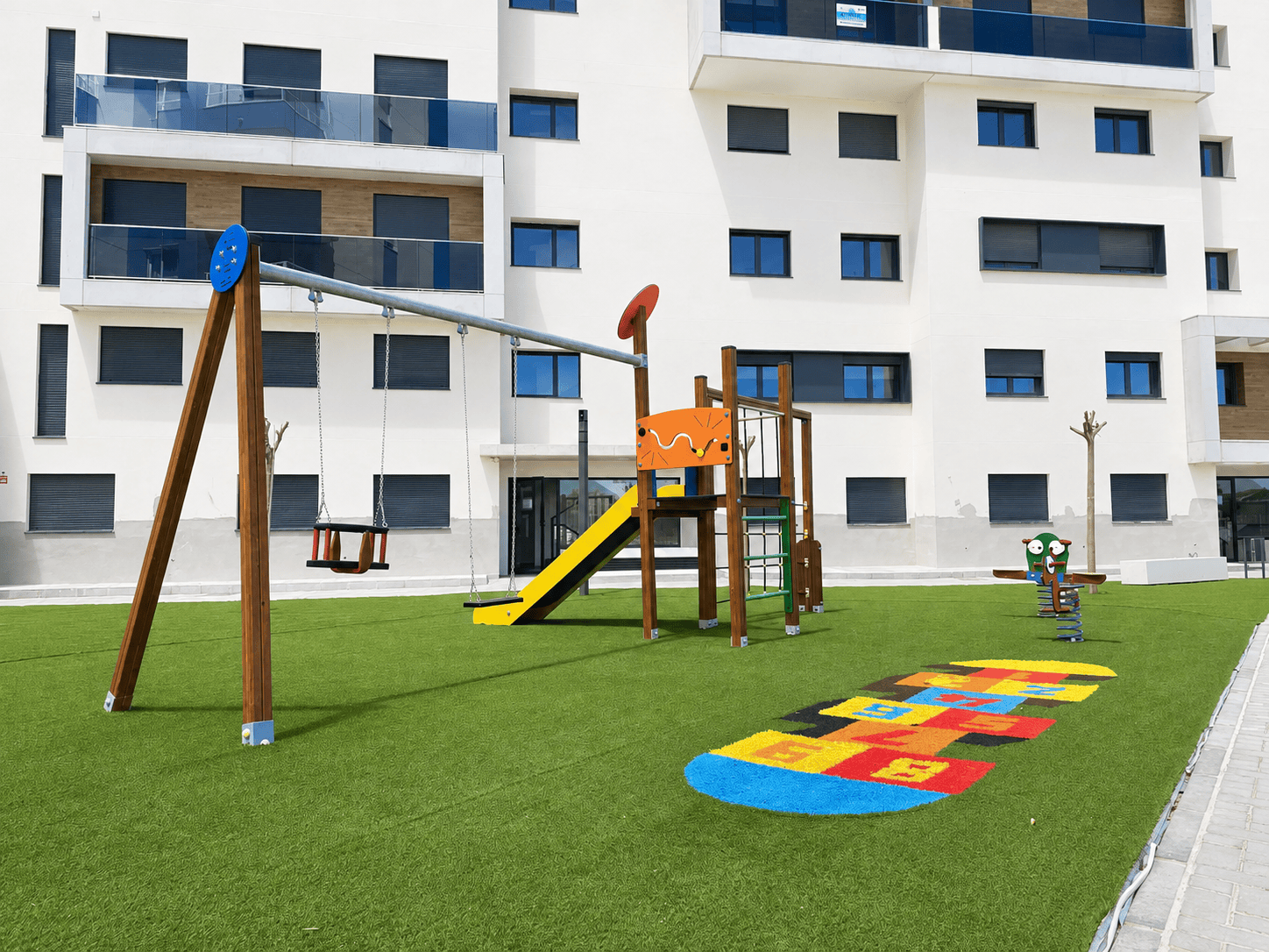 APARTAMENT NA PARTERZE Z DUŻYM TARASEM W NOWOCZESNEJ INWESTYCJI SEAGARDENS W CAMPOAMOR