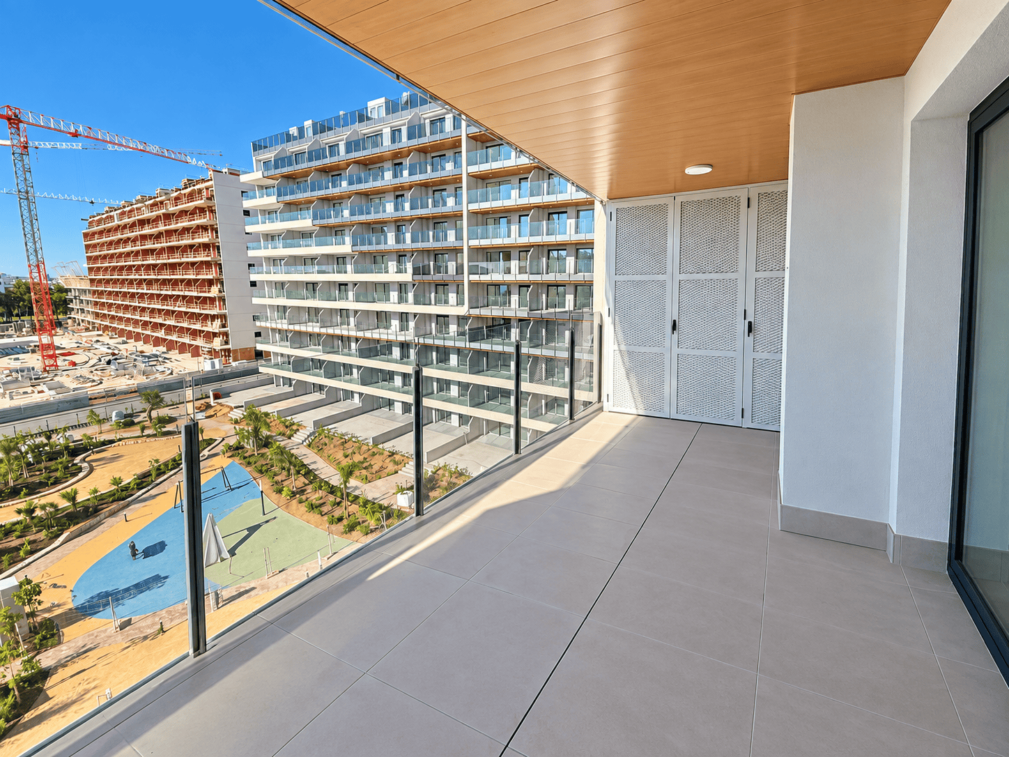 APARTAMENT NA 5 PIĘTRZE Z BOGATĄ INFRASTRUKTURĄ REKREACYJNĄ, POŁOŻONY ZALEDWIE 250 M OD PLAŻY W PUNTA PRIMA