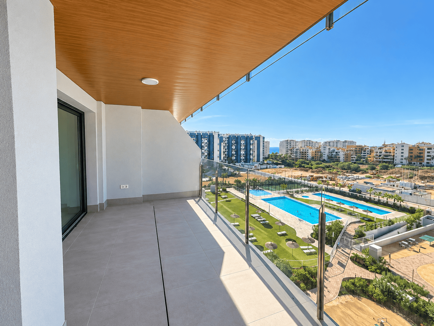 APARTAMENT NA 5 PIĘTRZE Z BOGATĄ INFRASTRUKTURĄ REKREACYJNĄ, POŁOŻONY ZALEDWIE 250 M OD PLAŻY W PUNTA PRIMA