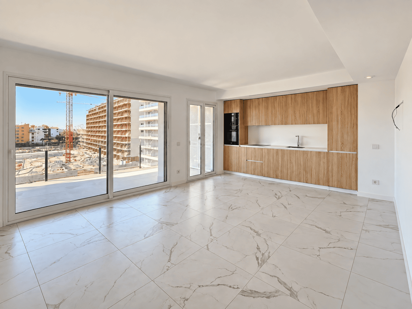 APARTAMENT NA 5 PIĘTRZE Z BOGATĄ INFRASTRUKTURĄ REKREACYJNĄ, POŁOŻONY ZALEDWIE 250 M OD PLAŻY W PUNTA PRIMA