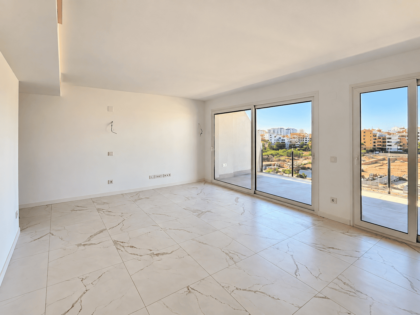 APARTAMENT NA 5 PIĘTRZE Z BOGATĄ INFRASTRUKTURĄ REKREACYJNĄ, POŁOŻONY ZALEDWIE 250 M OD PLAŻY W PUNTA PRIMA