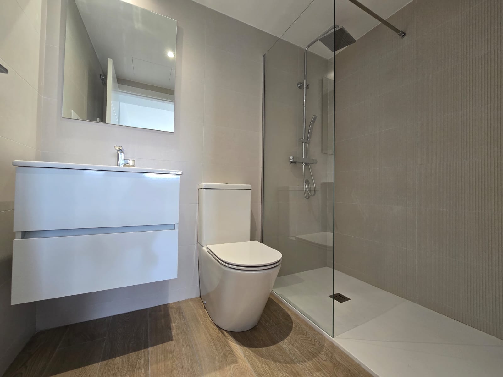 STYLOWY APARTAMENT Z PRZESTRONNYM TARASEM W LUKSUSOWEJ INWESTYCJI W PUNTA PRIMA