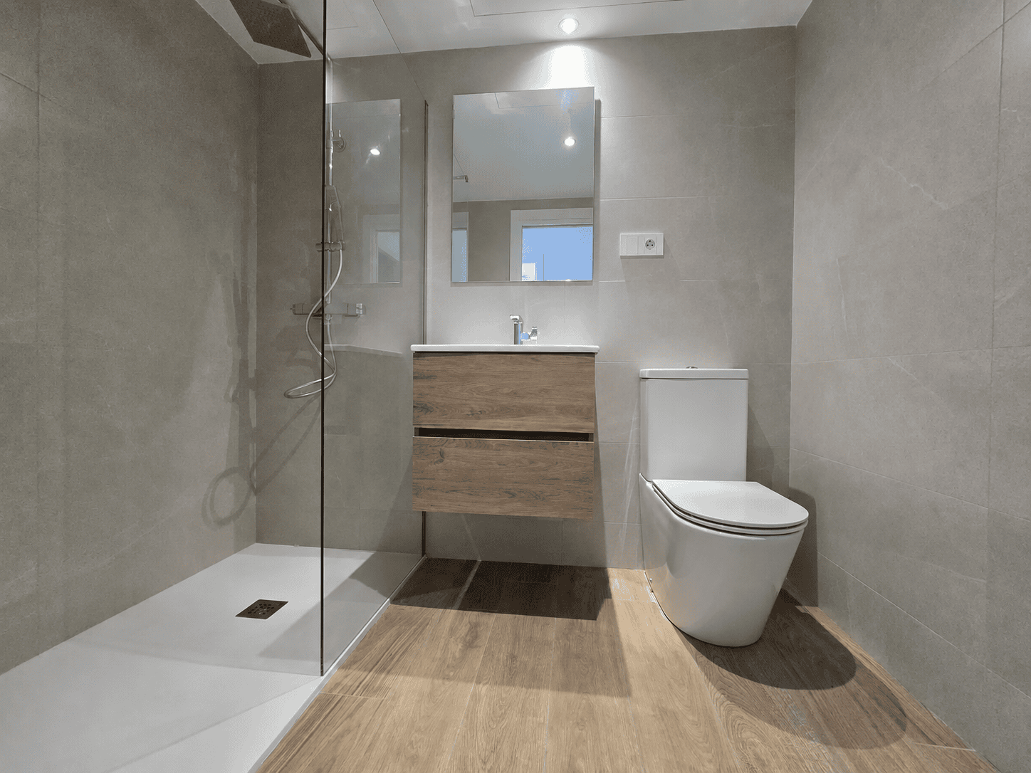 STYLOWY APARTAMENT Z PRZESTRONNYM TARASEM W LUKSUSOWEJ INWESTYCJI W PUNTA PRIMA