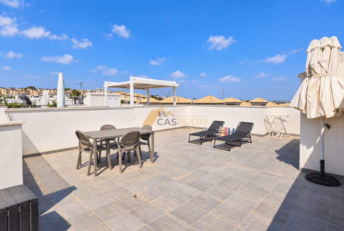 EKSKLUZYWNY GÓRNY BUNGALOW Z PRYWATNYM SOLARIUM W ORIHUELA COSTA
