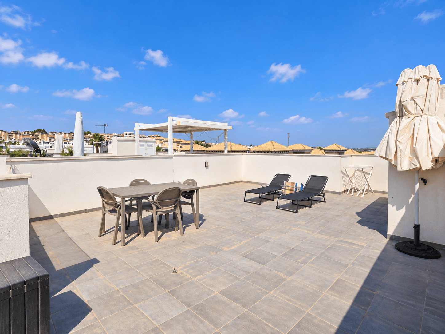 EKSKLUZYWNY GÓRNY BUNGALOW Z PRYWATNYM SOLARIUM W ORIHUELA COSTA