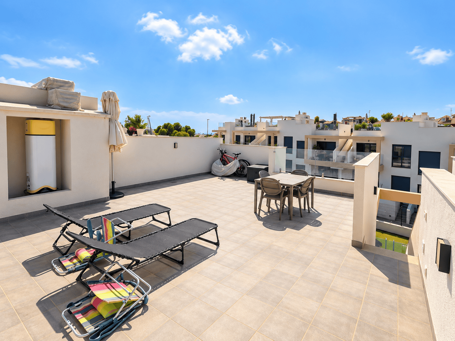 EKSKLUZYWNY GÓRNY BUNGALOW Z PRYWATNYM SOLARIUM W ORIHUELA COSTA