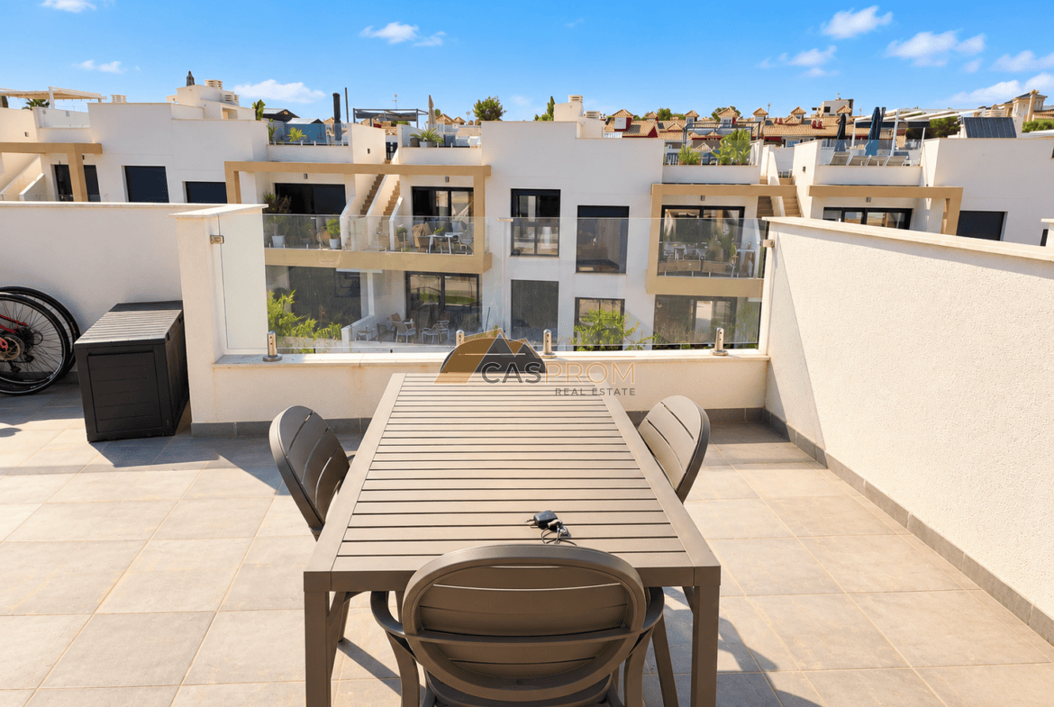 EKSKLUZYWNY GÓRNY BUNGALOW Z PRYWATNYM SOLARIUM W ORIHUELA COSTA