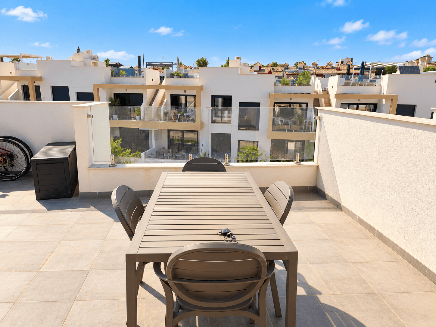 EKSKLUZYWNY GÓRNY BUNGALOW Z PRYWATNYM SOLARIUM W ORIHUELA COSTA