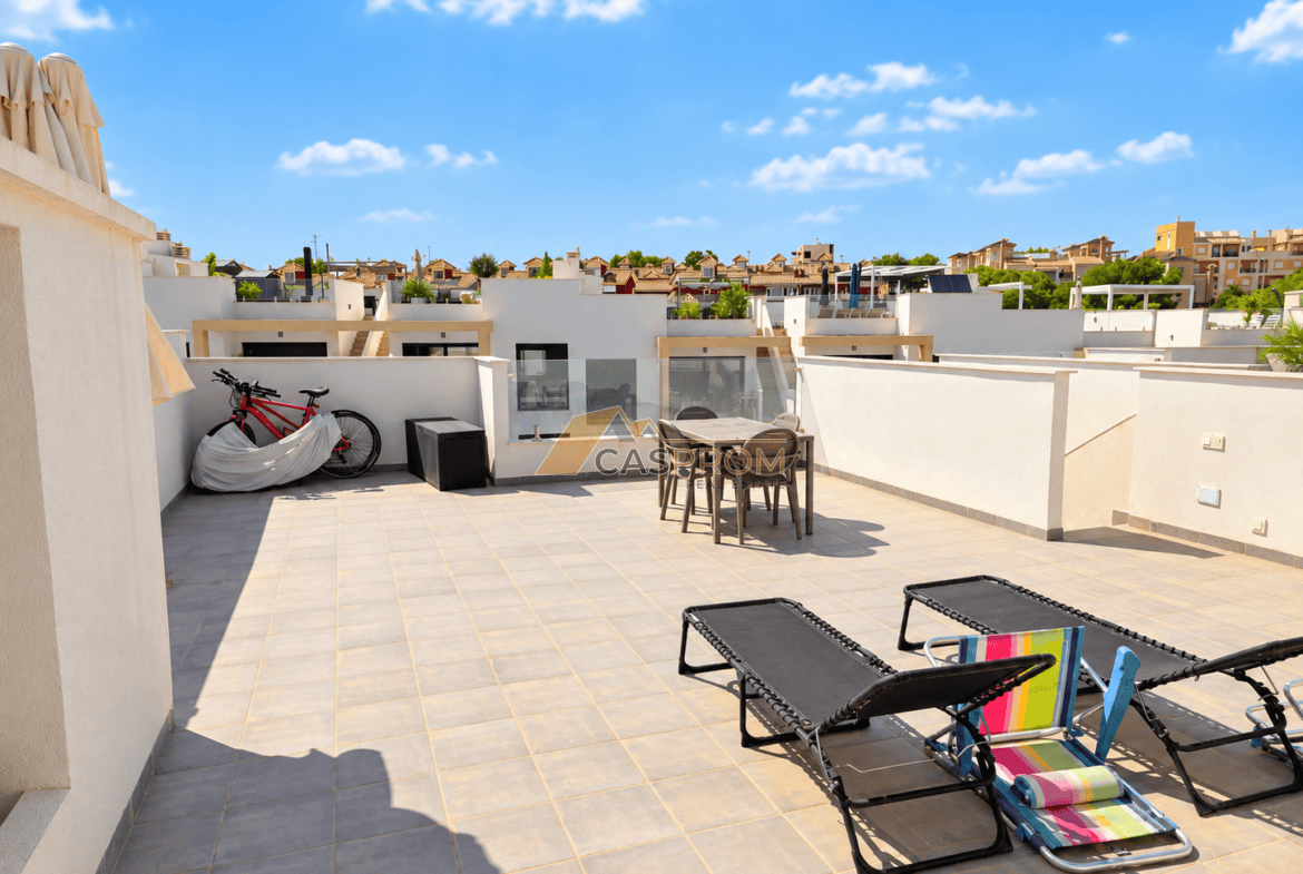 EKSKLUZYWNY GÓRNY BUNGALOW Z PRYWATNYM SOLARIUM W ORIHUELA COSTA