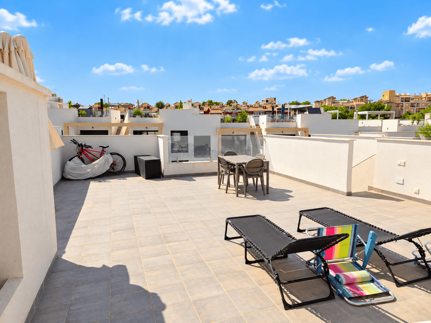 EKSKLUZYWNY GÓRNY BUNGALOW Z PRYWATNYM SOLARIUM W ORIHUELA COSTA