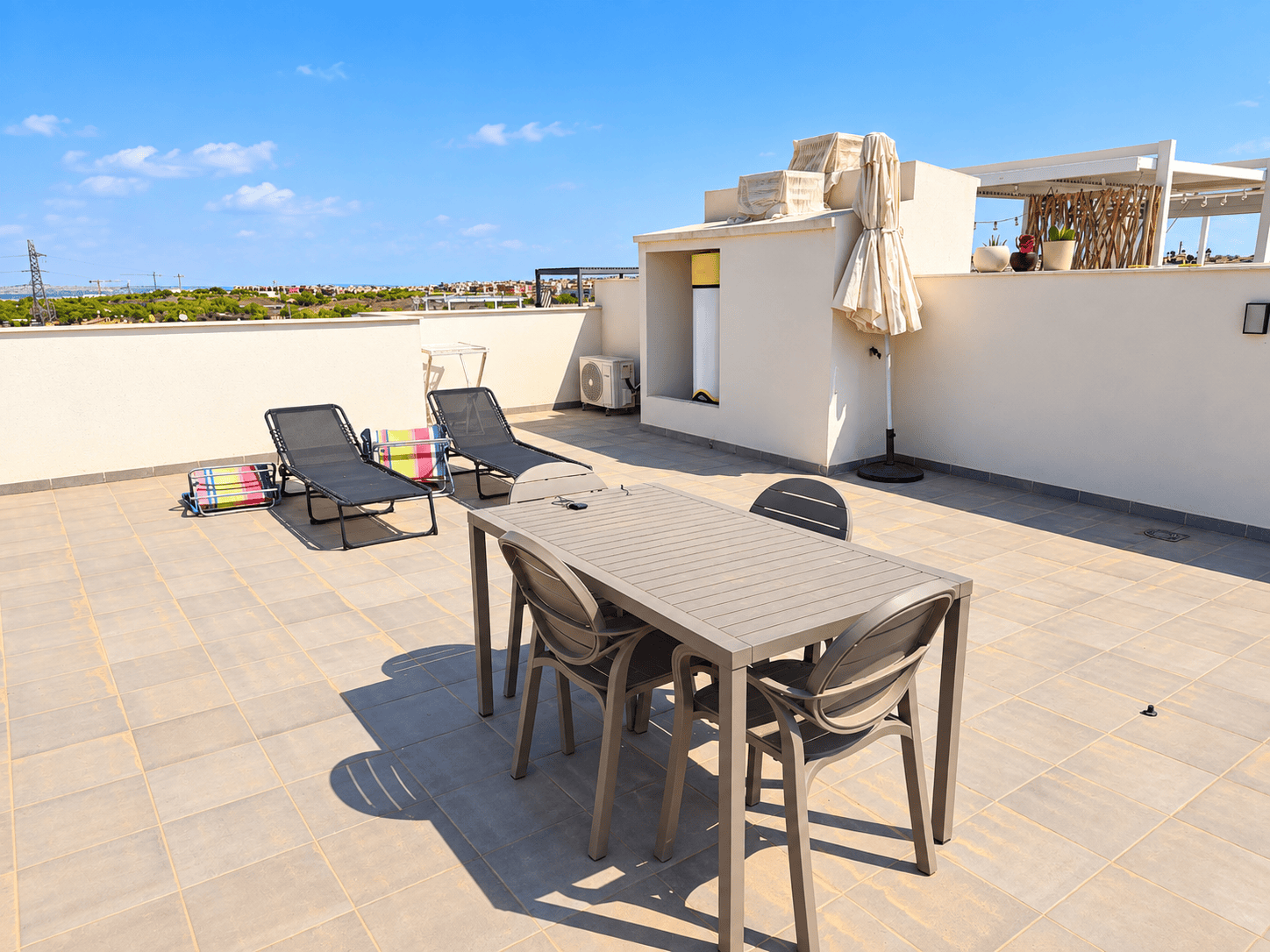 EKSKLUZYWNY GÓRNY BUNGALOW Z PRYWATNYM SOLARIUM W ORIHUELA COSTA