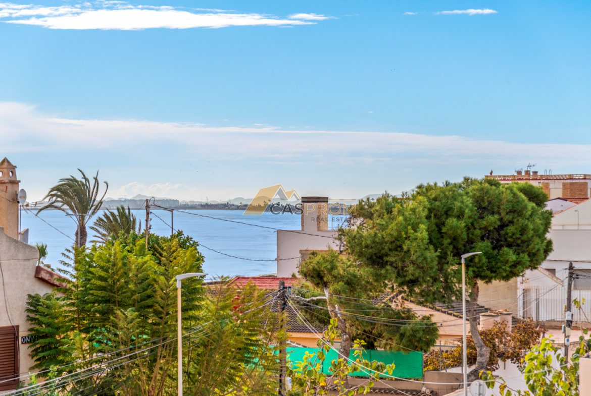 LUKSUSOWA WILLA Z PRYWATNYM BASENEM, ZNAJDUJĄCA SIĘ ZALEDWIE 50 M OD PLAŻY W TORRE DE LA HORADADA