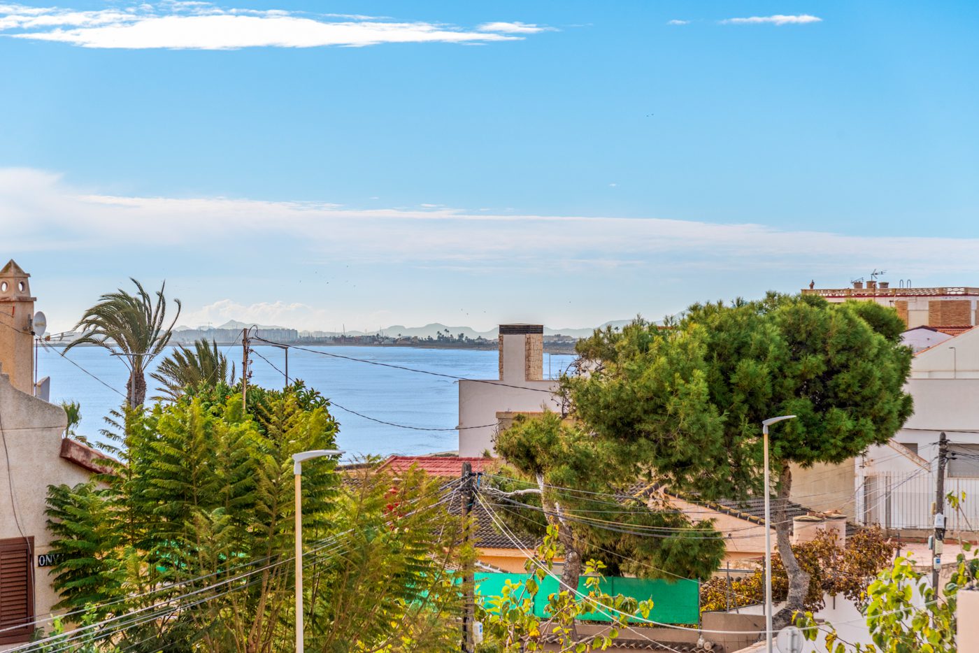 LUKSUSOWA WILLA Z PRYWATNYM BASENEM, ZNAJDUJĄCA SIĘ ZALEDWIE 50 M OD PLAŻY W TORRE DE LA HORADADA