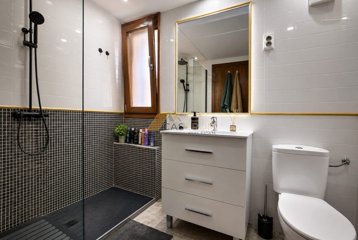 APARTAMENT Z WIDOKIEM NA BASEN W PRESTIŻOWYM KOMPLEKSIE, ZALEDWIE 250 M OD PLAŻY W PUNTA PRIMA