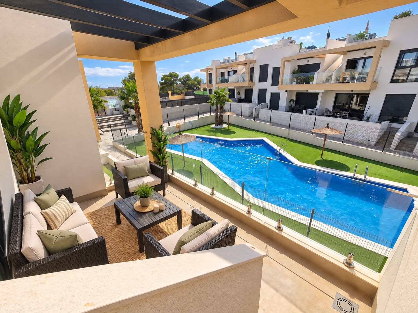 EKSKLUZYWNY GÓRNY BUNGALOW Z PRYWATNYM SOLARIUM W ORIHUELA COSTA