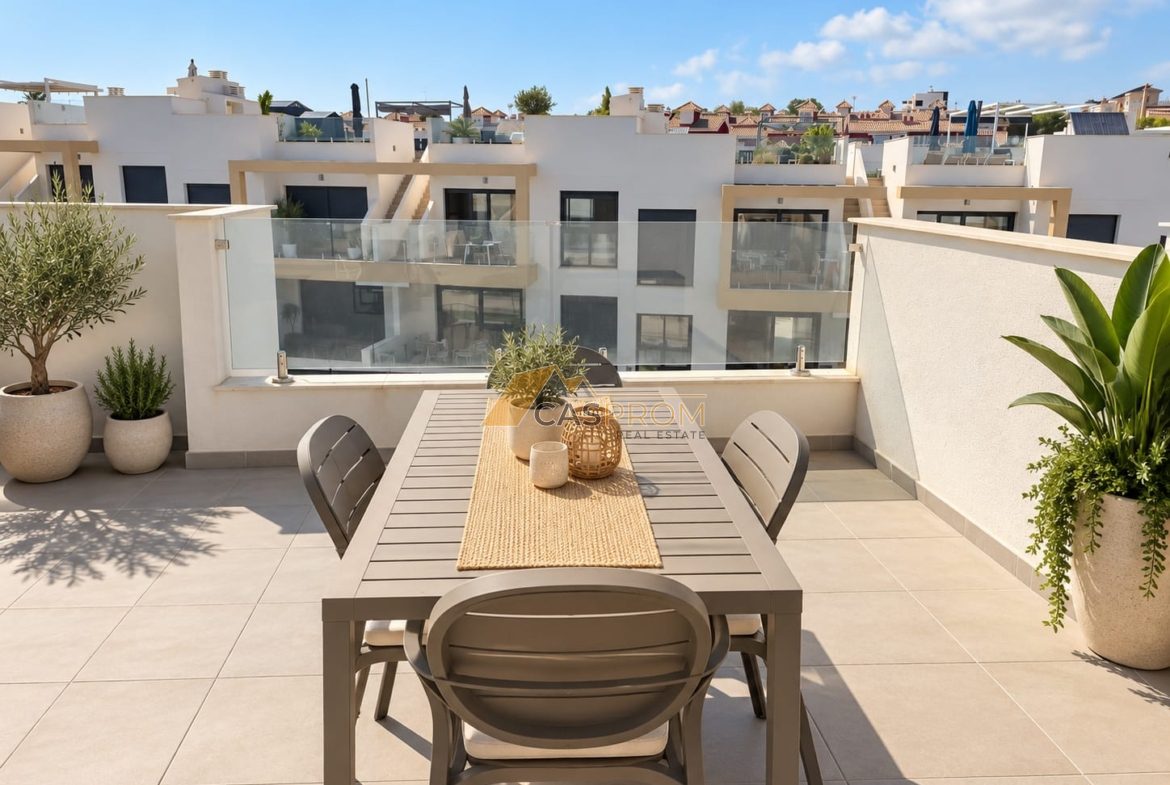 EKSKLUZYWNY GÓRNY BUNGALOW Z PRYWATNYM SOLARIUM W ORIHUELA COSTA