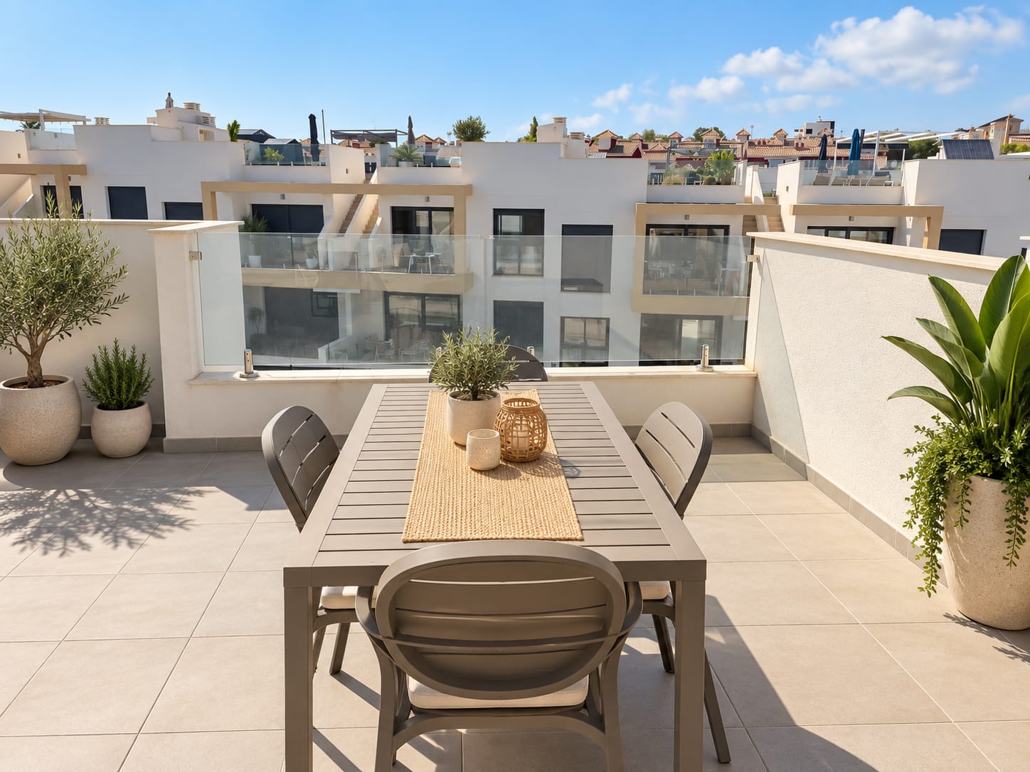 EKSKLUZYWNY GÓRNY BUNGALOW Z PRYWATNYM SOLARIUM W ORIHUELA COSTA