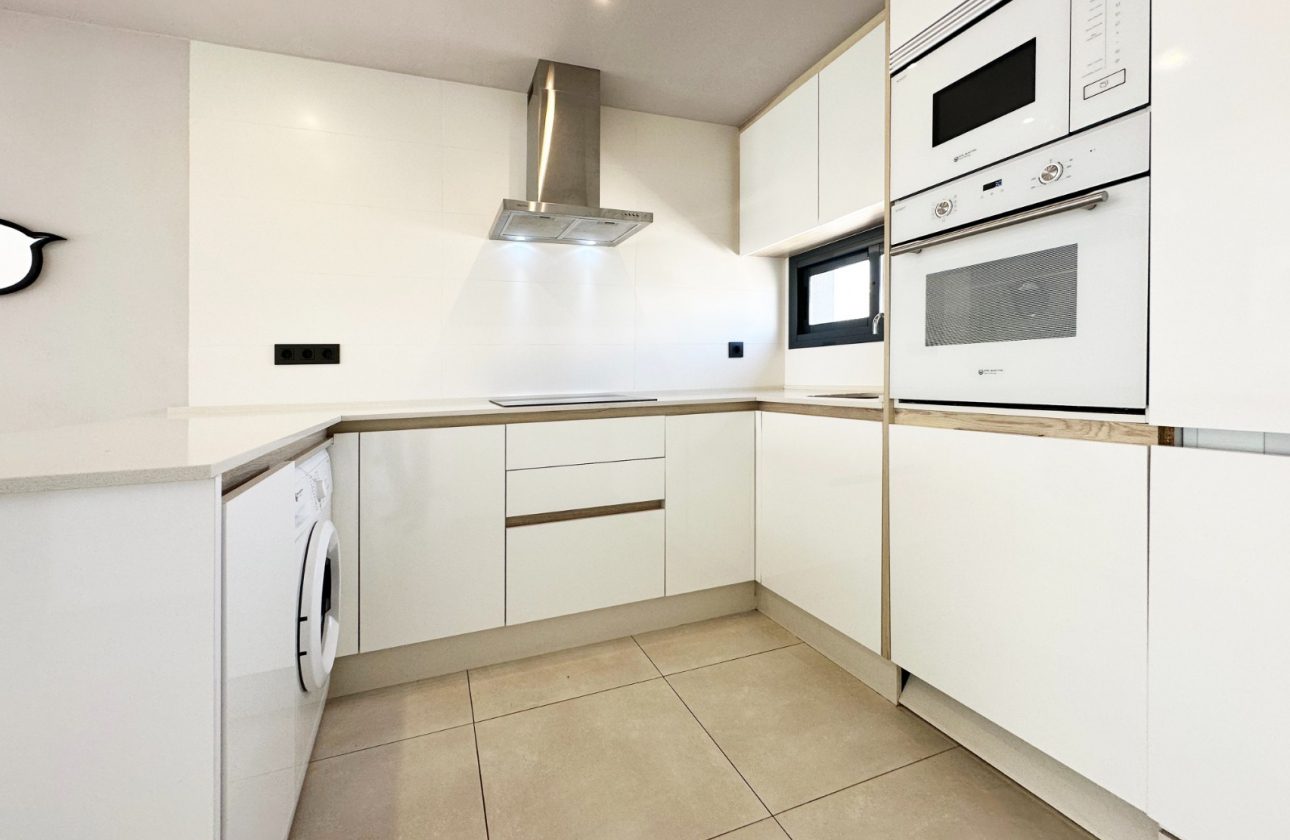 WYJĄTKOWY APARTAMENT Z PRYWATNYM SOLARIUM W EL RASO – GUARDAMAR DEL SEGURA