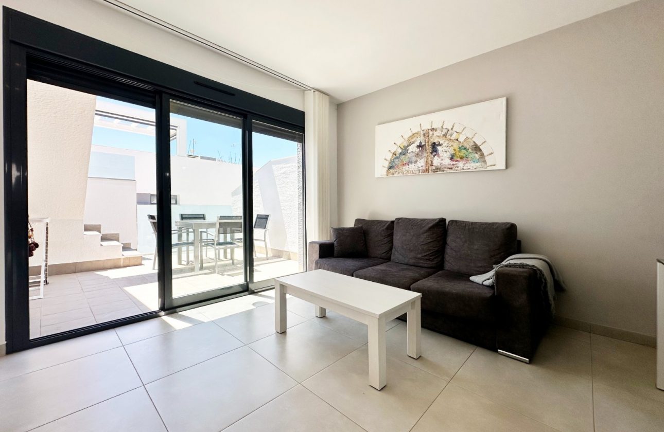 WYJĄTKOWY APARTAMENT Z PRYWATNYM SOLARIUM W EL RASO – GUARDAMAR DEL SEGURA