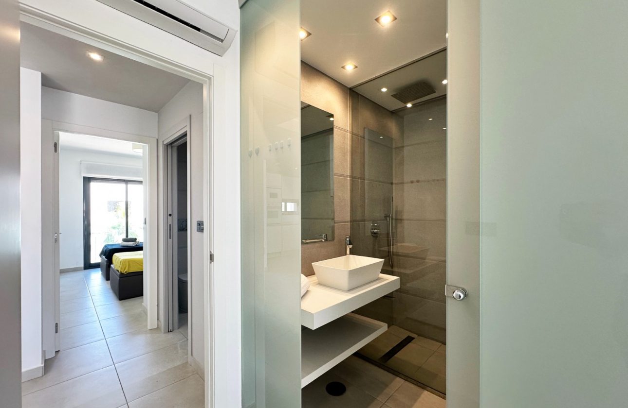 WYJĄTKOWY APARTAMENT Z PRYWATNYM SOLARIUM W EL RASO – GUARDAMAR DEL SEGURA