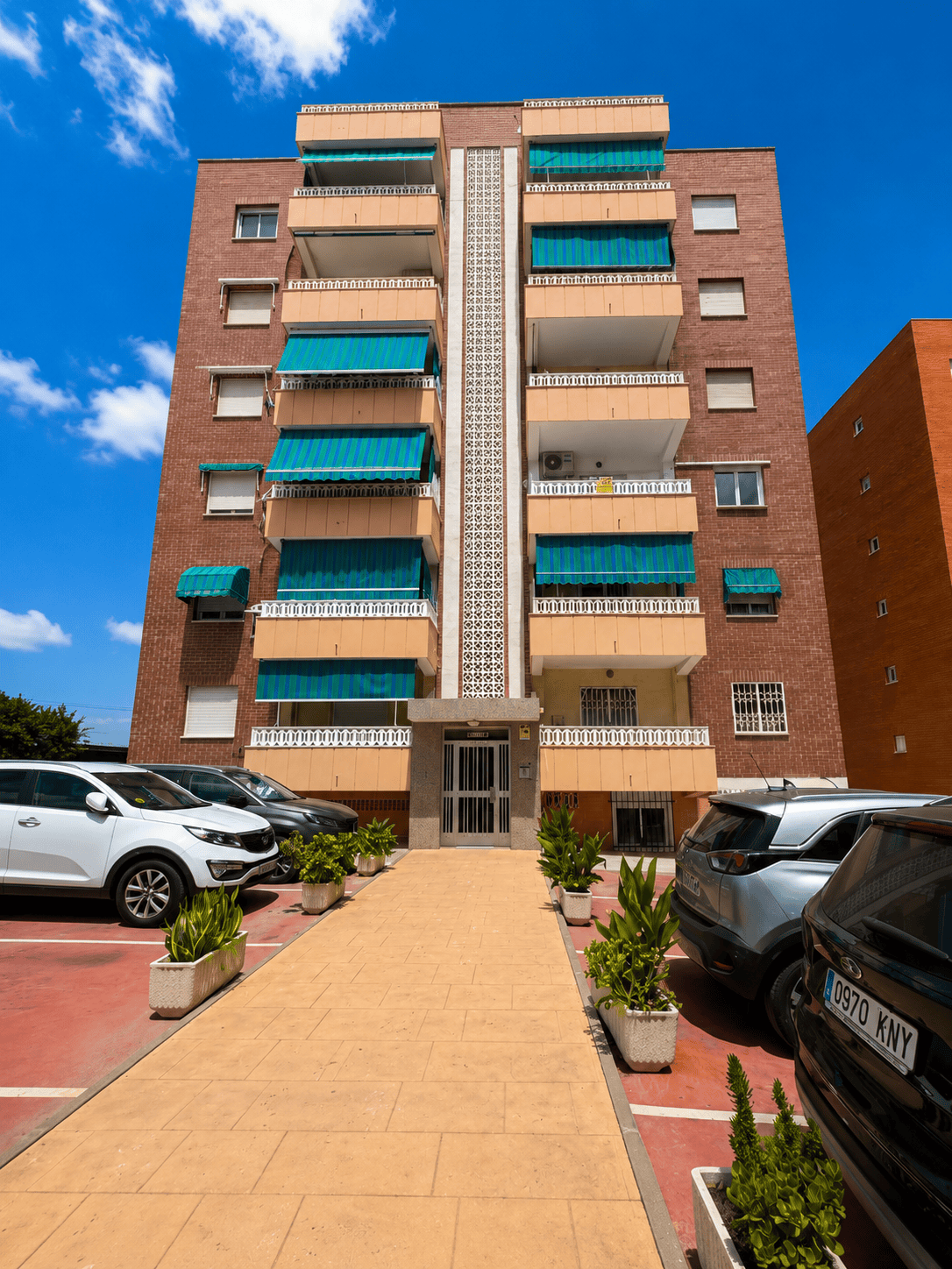APARTAMENT Z WIDOKIEM NA MORZE W ZADBANYM KOMPLEKSIE MIESZKANIOWYM W PUNTA PRIMA