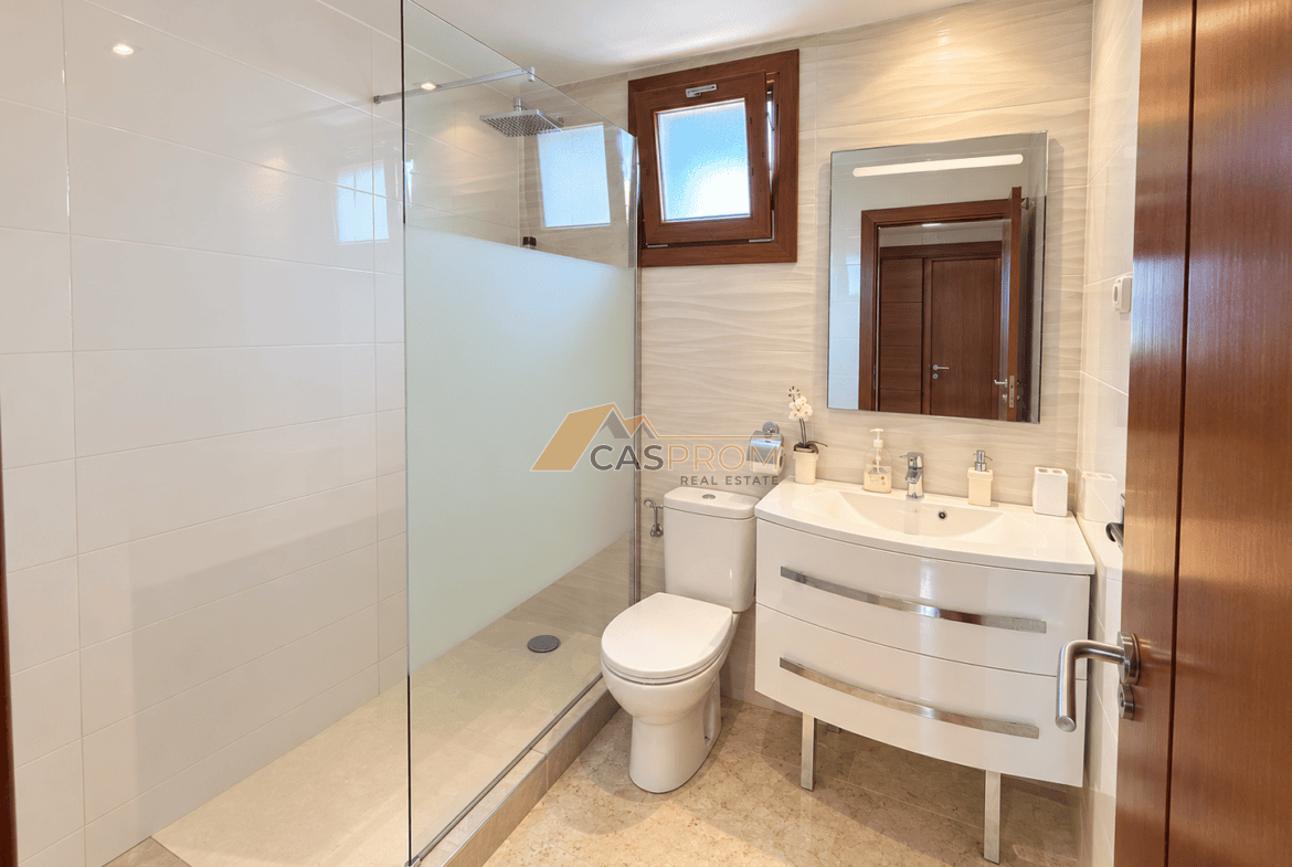 PRZESTRONNY APARTAMENT Z DWOMA TARASAMI BLISKO MORZA W PUNTA PRIMA