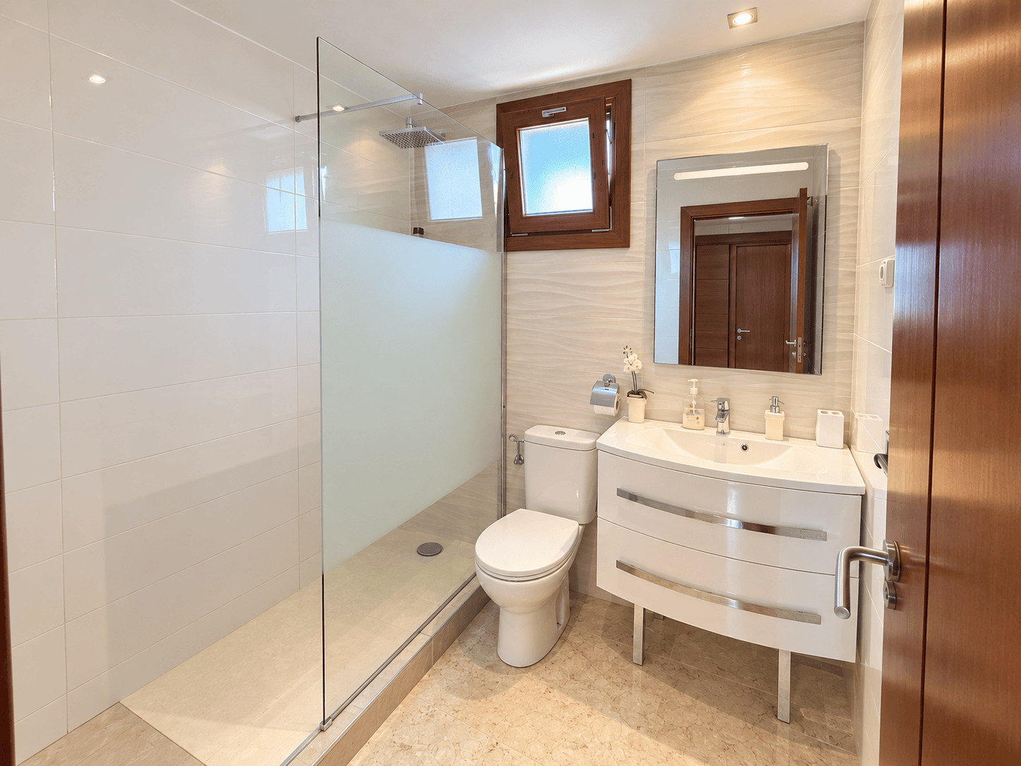 PRZESTRONNY APARTAMENT Z DWOMA TARASAMI BLISKO MORZA W PUNTA PRIMA