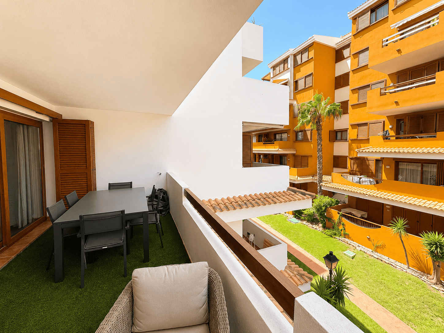 PRZESTRONNY APARTAMENT Z DWOMA TARASAMI BLISKO MORZA W PUNTA PRIMA