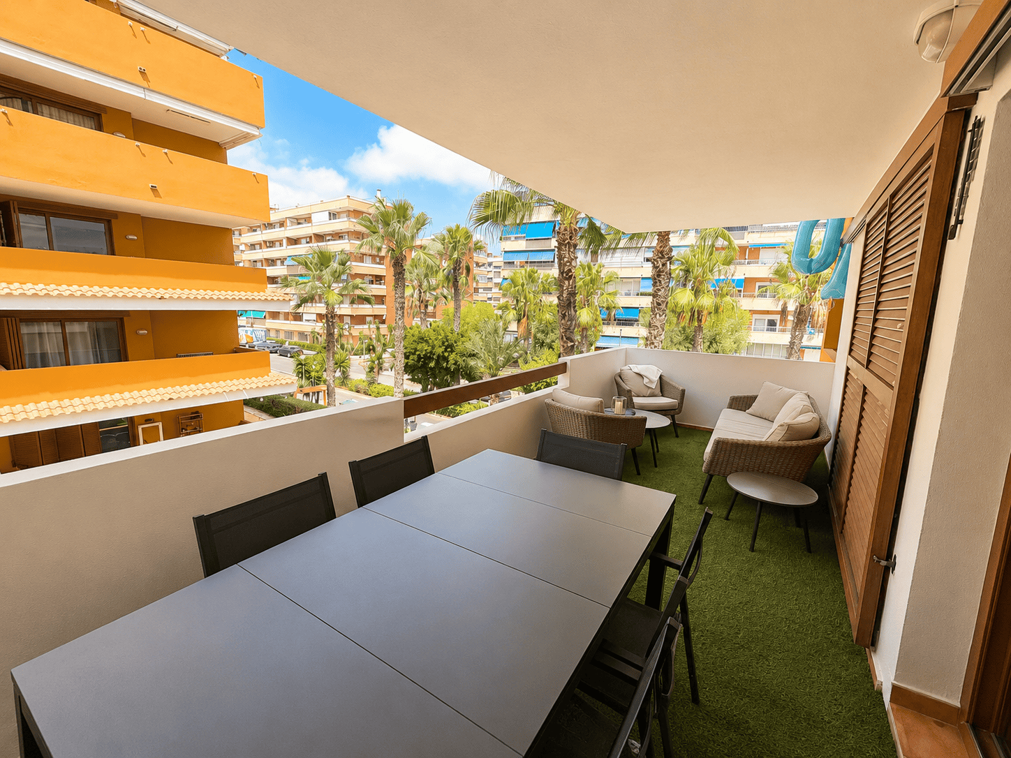 PRZESTRONNY APARTAMENT Z DWOMA TARASAMI BLISKO MORZA W PUNTA PRIMA