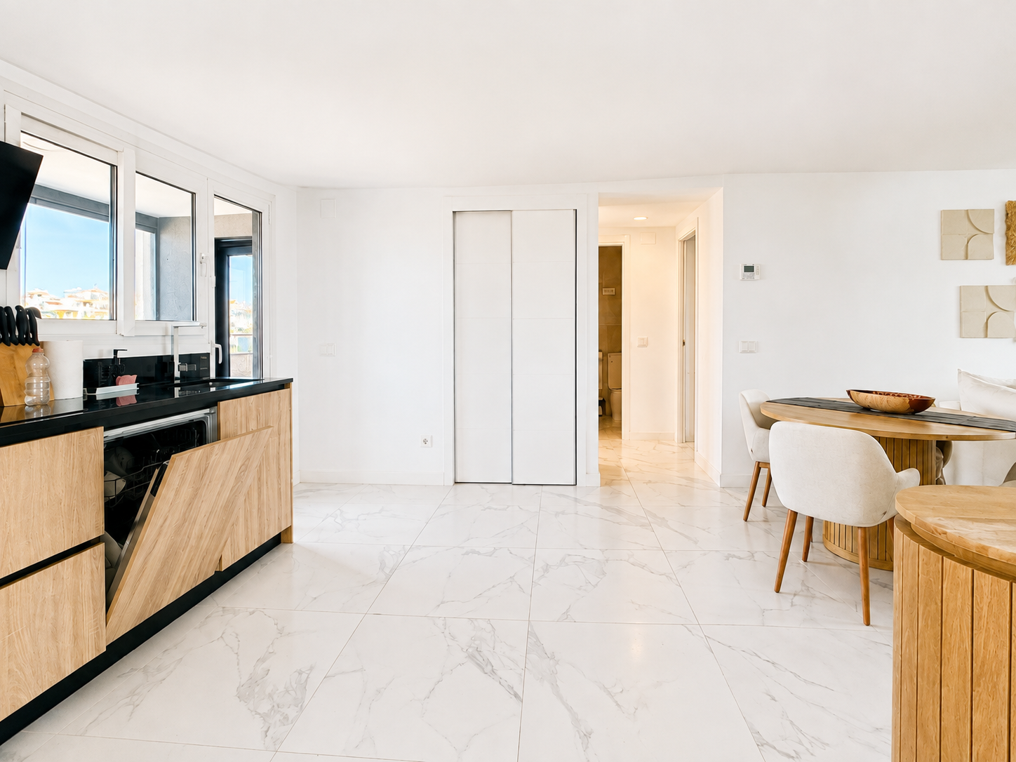 APARTAMENT W PIERWSZEJ LINII BRZEGOWEJ Z WIDOKIEM NA MORZE I BOGATĄ STREFĄ REKREACYJNĄ