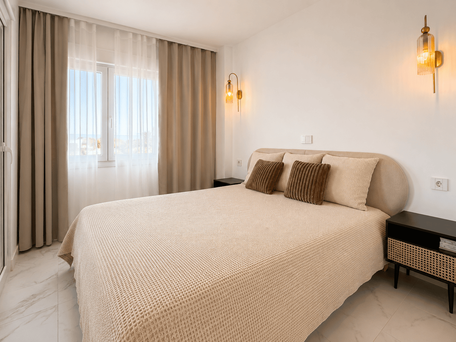 APARTAMENT W PIERWSZEJ LINII BRZEGOWEJ Z WIDOKIEM NA MORZE I BOGATĄ STREFĄ REKREACYJNĄ