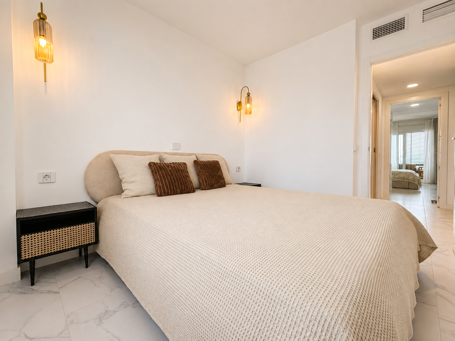 APARTAMENT W PIERWSZEJ LINII BRZEGOWEJ Z WIDOKIEM NA MORZE I BOGATĄ STREFĄ REKREACYJNĄ