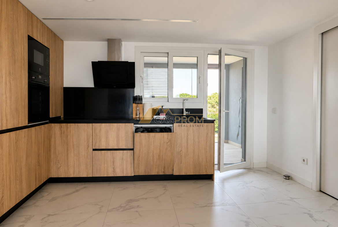 APARTAMENT W PIERWSZEJ LINII BRZEGOWEJ Z WIDOKIEM NA MORZE I BOGATĄ STREFĄ REKREACYJNĄ